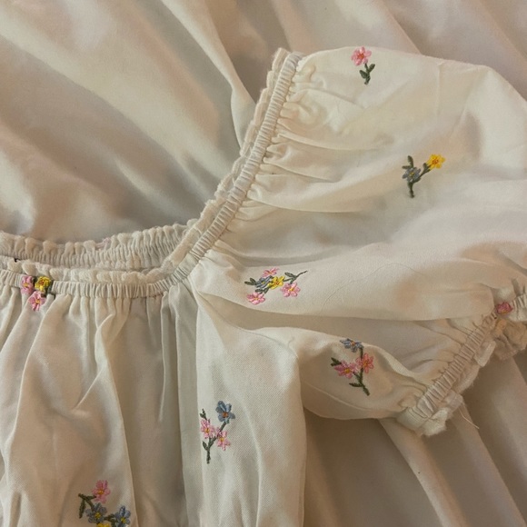 ⭐️2 for $30⭐️ Floral Embroidered Cotton Puff Sleeve Top - Picture 5 of 7